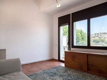 Casa amb balcó en venda a Calle MESTRA VILADROSA