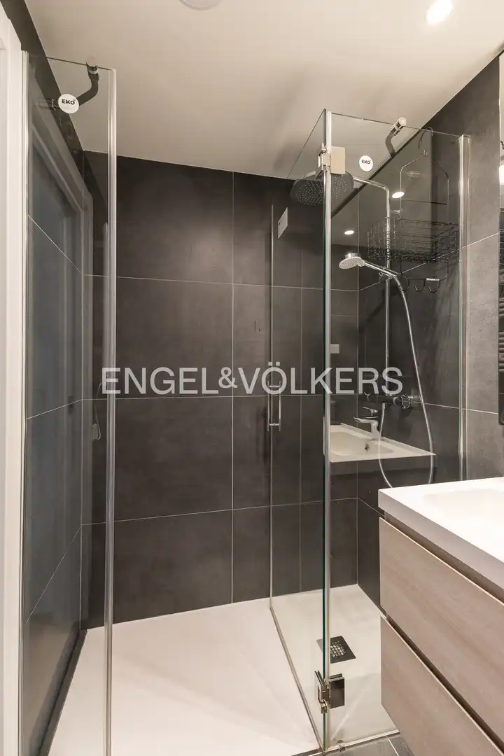 Badezimmer von Wohnung zum Verkauf in Madrid mit Klimaanlage, Heizung und Privatgarten
