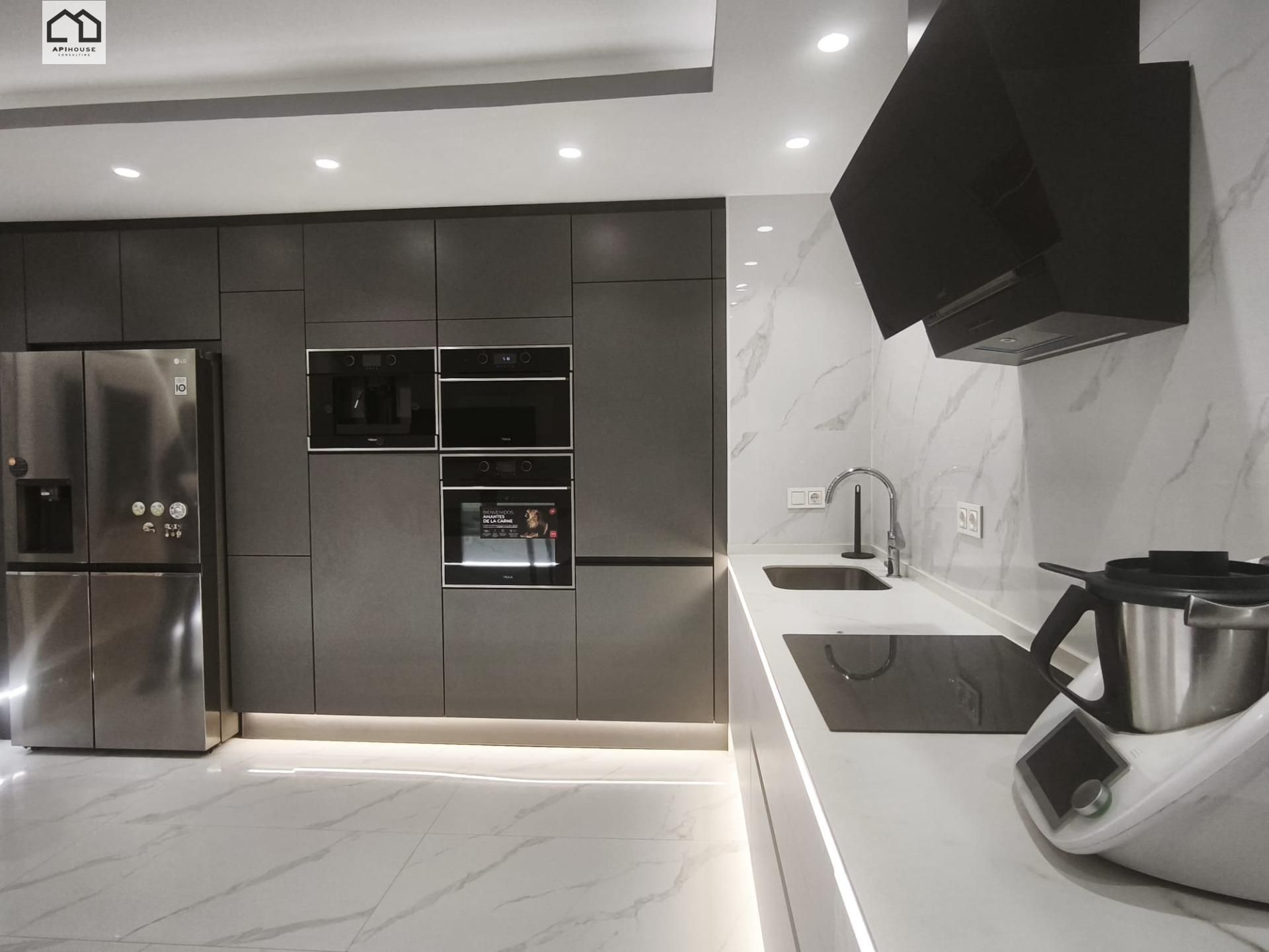 Küche von Wohnung zum Verkauf in Torrevieja mit Klimaanlage, Parkett und Möbliert