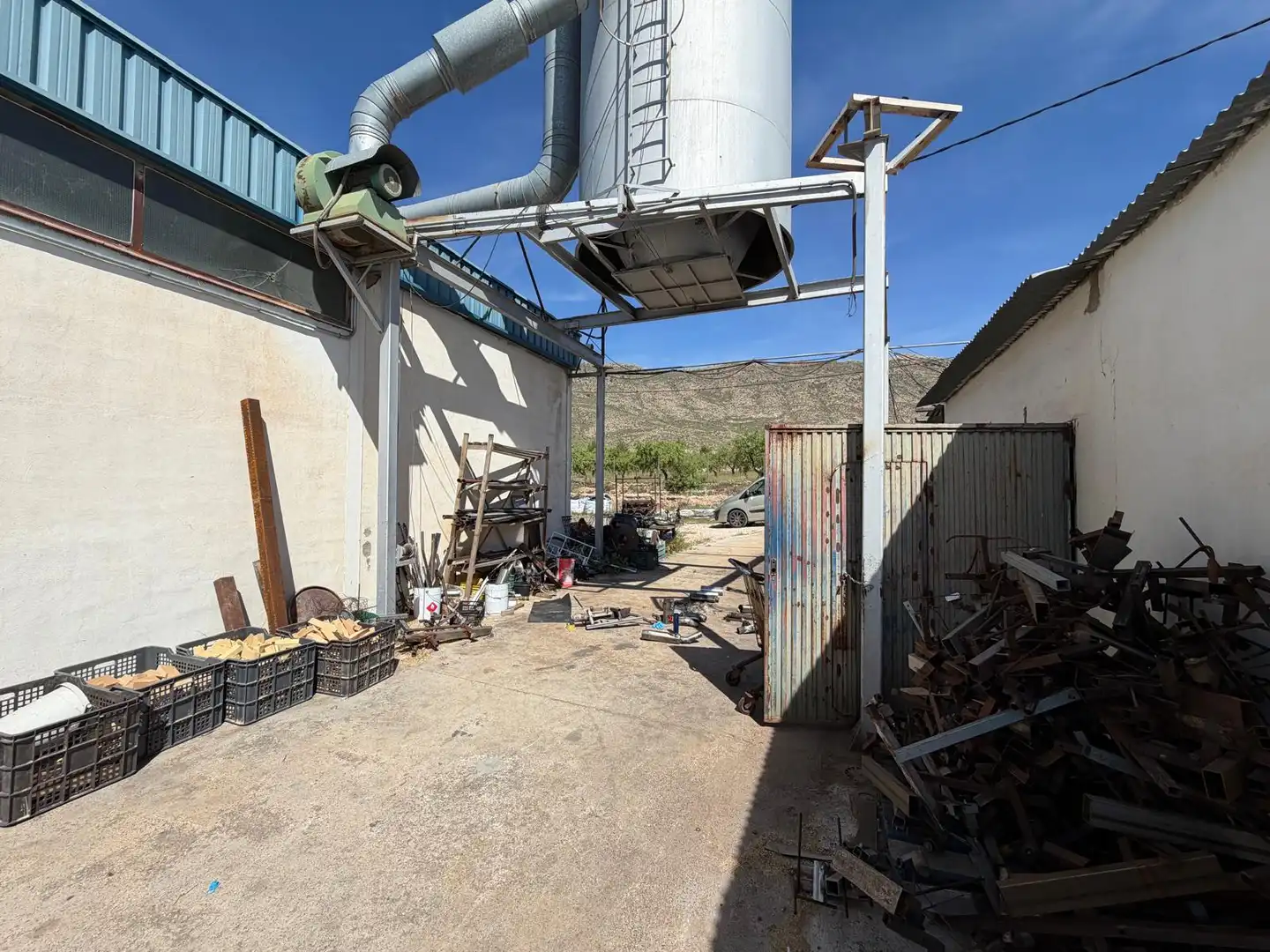 Außenansicht von Fabrikhallen zum Verkauf in Jumilla