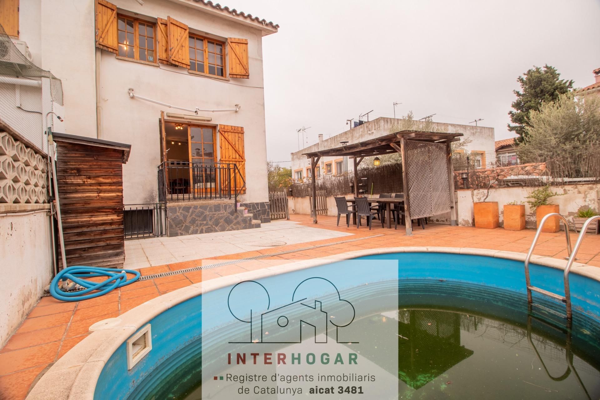 Exterior view of Single-family semi-detached for sale in Cerdanyola del Vallès  with Private garden and Community pool