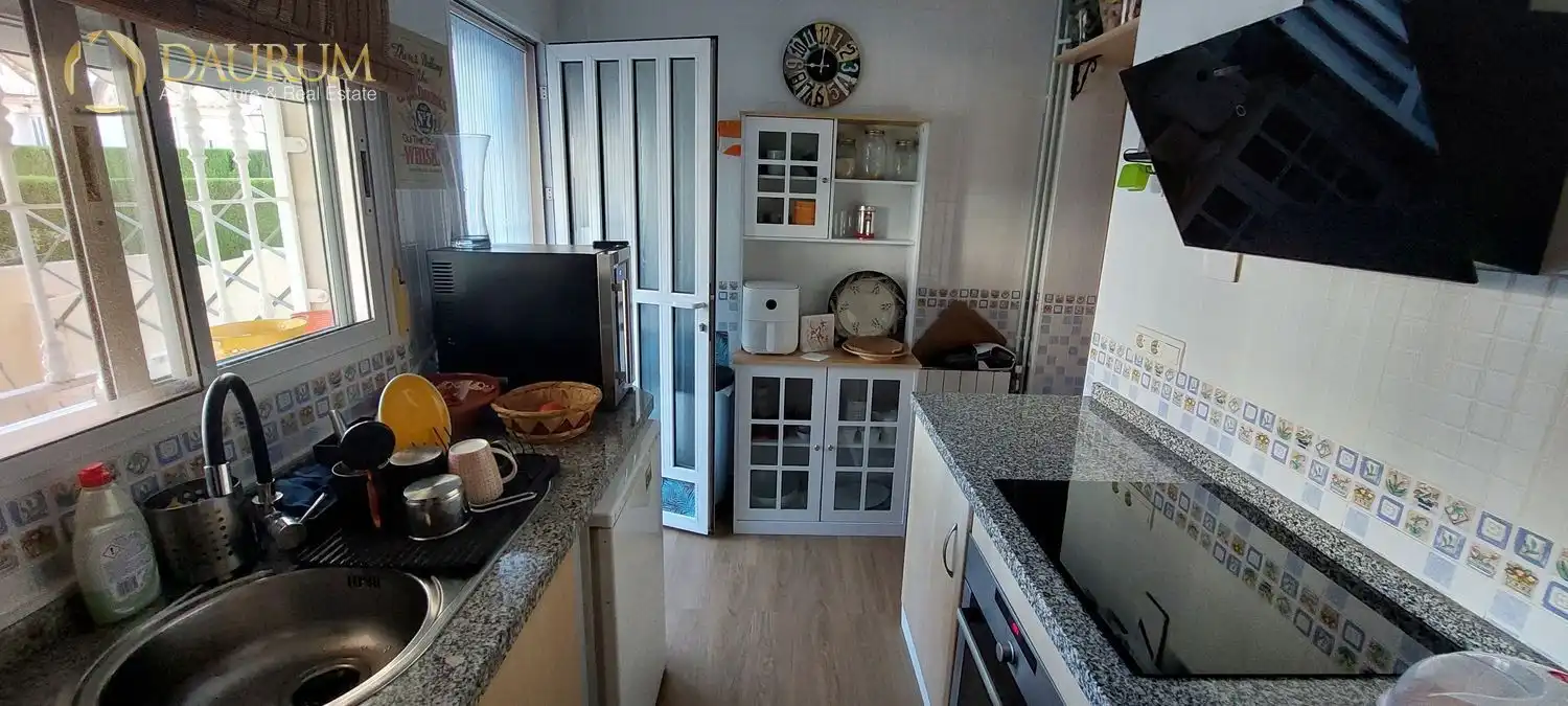 Küche von Einfamilien-Reihenhaus zum Verkauf in Santa Pola mit Klimaanlage, Heizung und Terrasse