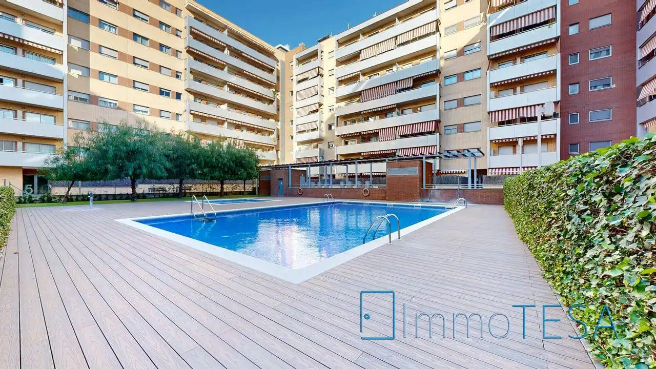 Swimming pool of Flat for sale in Barberà del Vallès  with Air Conditioner, Heating and Parquet flooring