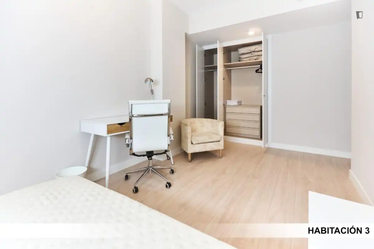 Dormitori de Apartament per a compartir en Dos Hermanas amb Aire condicionat, Calefacció i Moblat