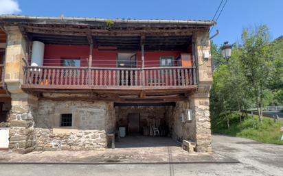 Vista exterior de Casa adosada en venda en Cabuérniga amb Traster i Balcó