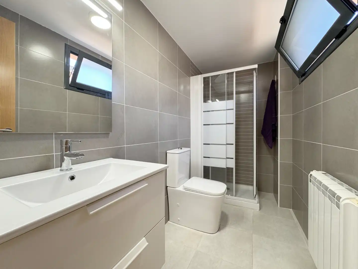 Bany de Apartament en venda en L'Escala amb Aire condicionat, Terrassa i Moblat