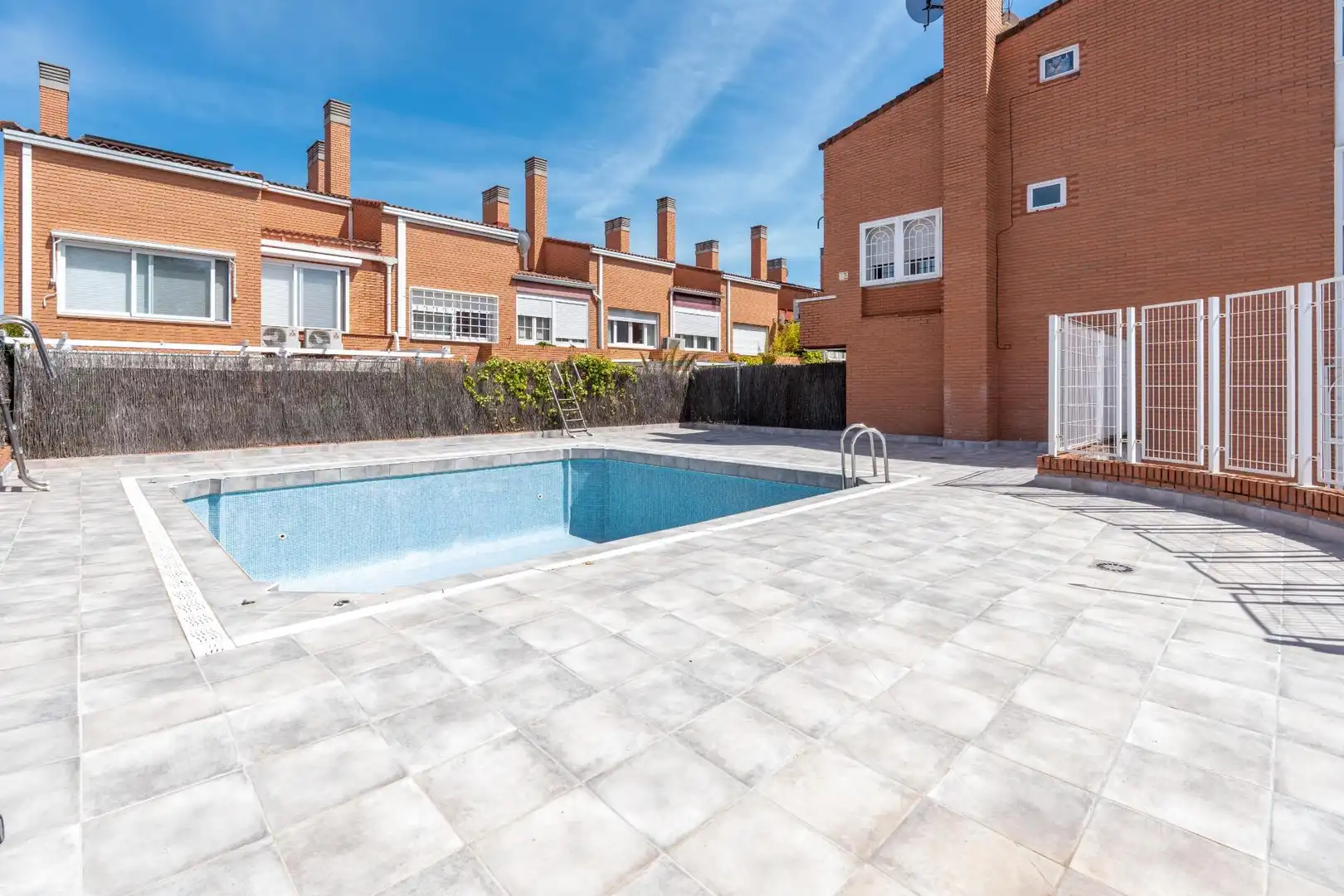 Piscina de Casa adosada en venda en Madrid amb Aire condicionat, Calefacció i Jardí privat