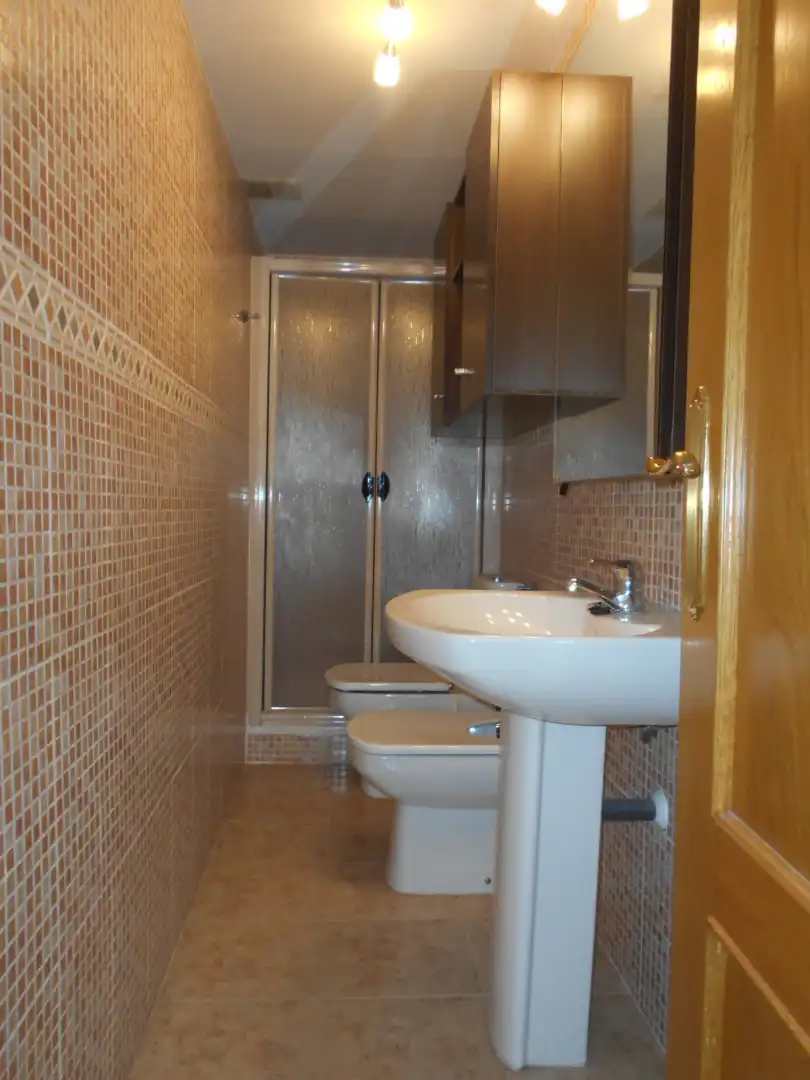 Badezimmer von Wohnung zum Verkauf in Ciudad Real mit Klimaanlage, Heizung und Parkett