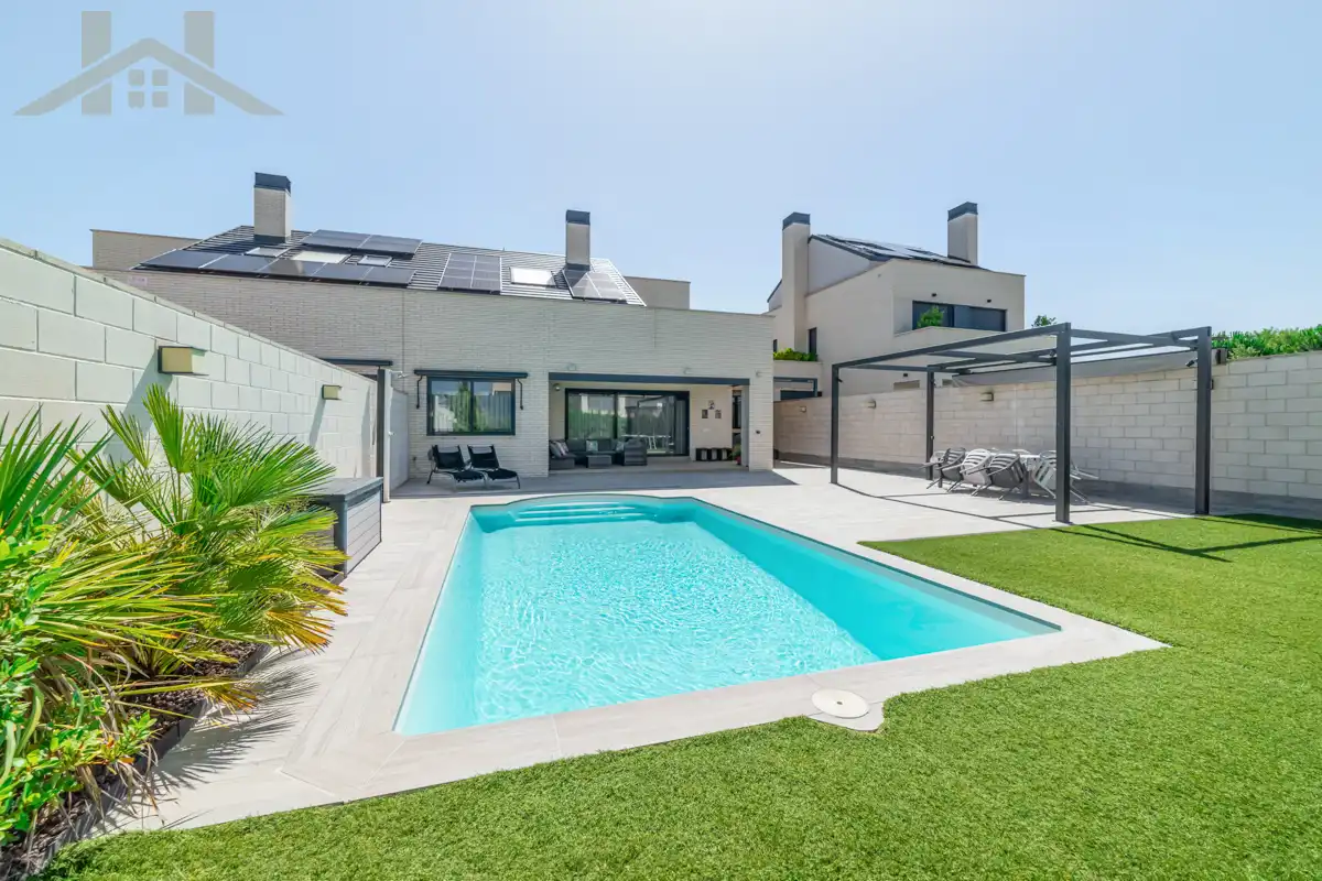 Piscina de Casa adosada en venta en Rivas-Vaciamadrid con Aire acondicionado, Calefacción y Jardín privado