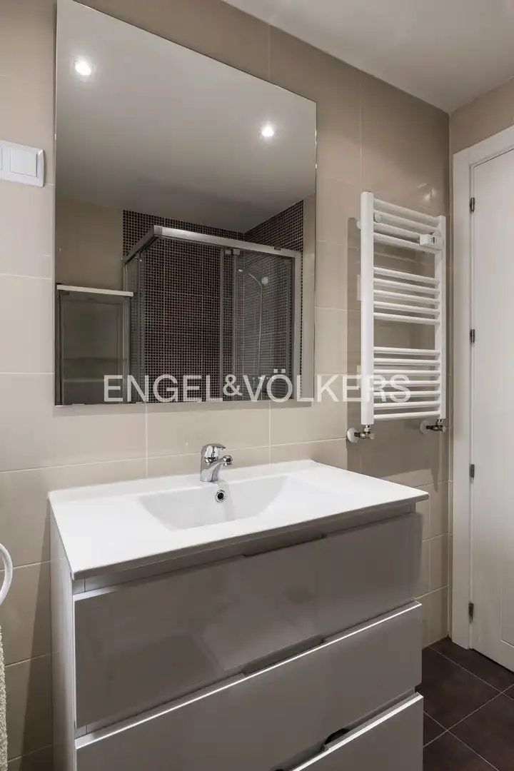 Badezimmer von Wohnung zum Verkauf in Madrid mit Klimaanlage, Heizung und Terrasse