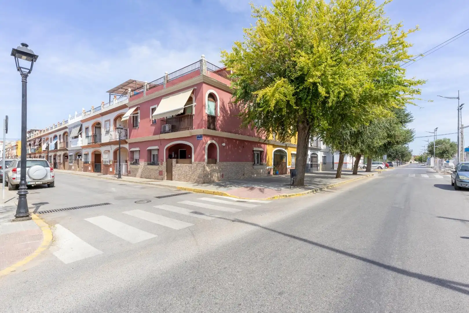 Vista exterior de Casa adosada en venta en Guillena con Aire acondicionado, Calefacción y Terraza