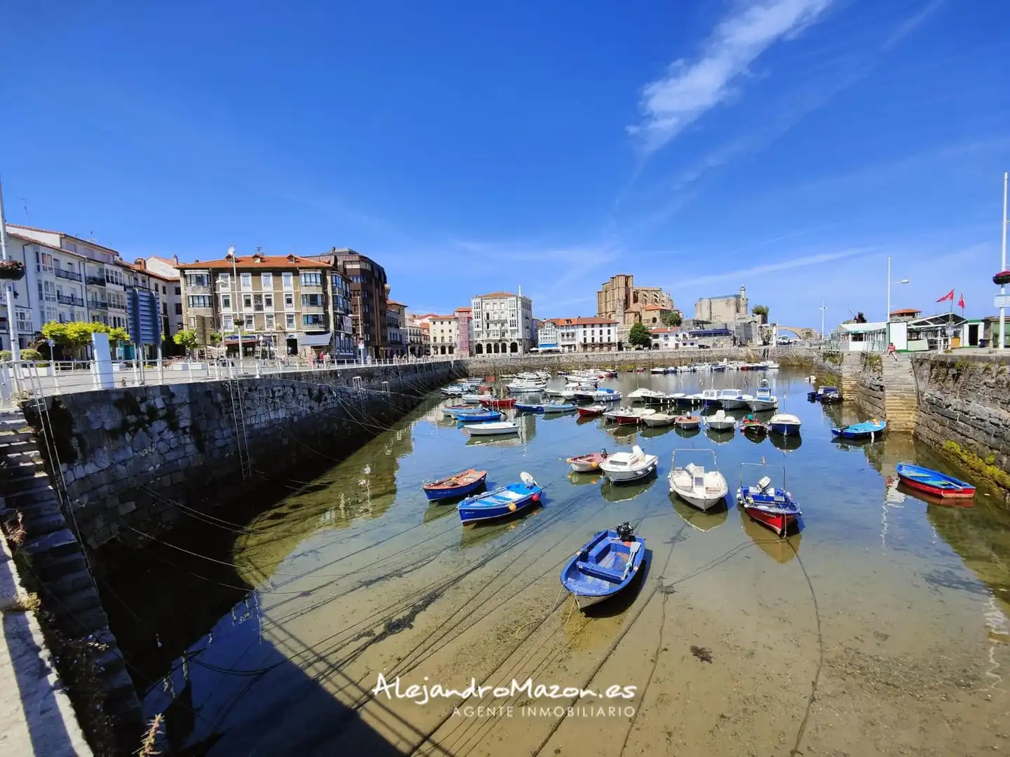Vista exterior de Piso en venta en Castro-Urdiales con Calefacción, Parquet y Terraza