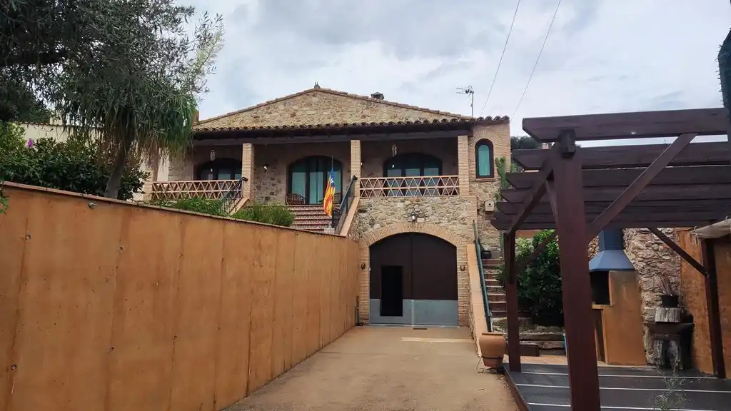 Vista exterior de Casa o xalet en venda en Masarac i Vilarnadal amb Aire condicionat, Calefacció i Jardí privat