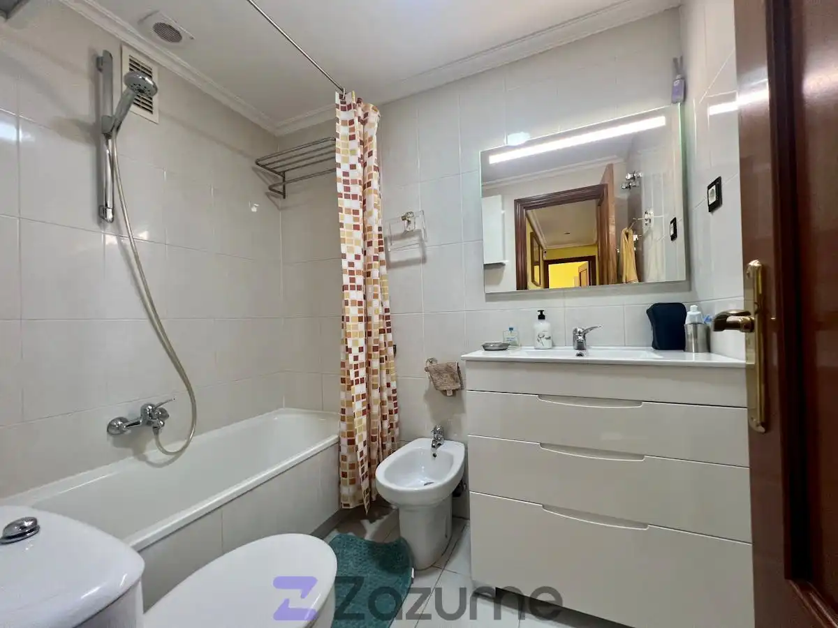 Baño de Piso de alquiler en Bilbao  con Calefacción, Parquet y Amueblado