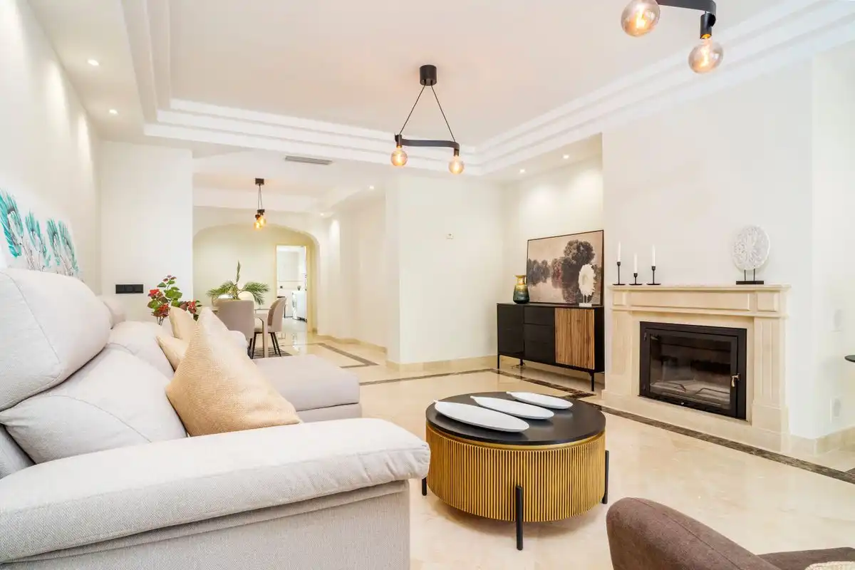 Sala de estar de Piso en venta en Marbella con Aire acondicionado, Calefacción y Jardín privado