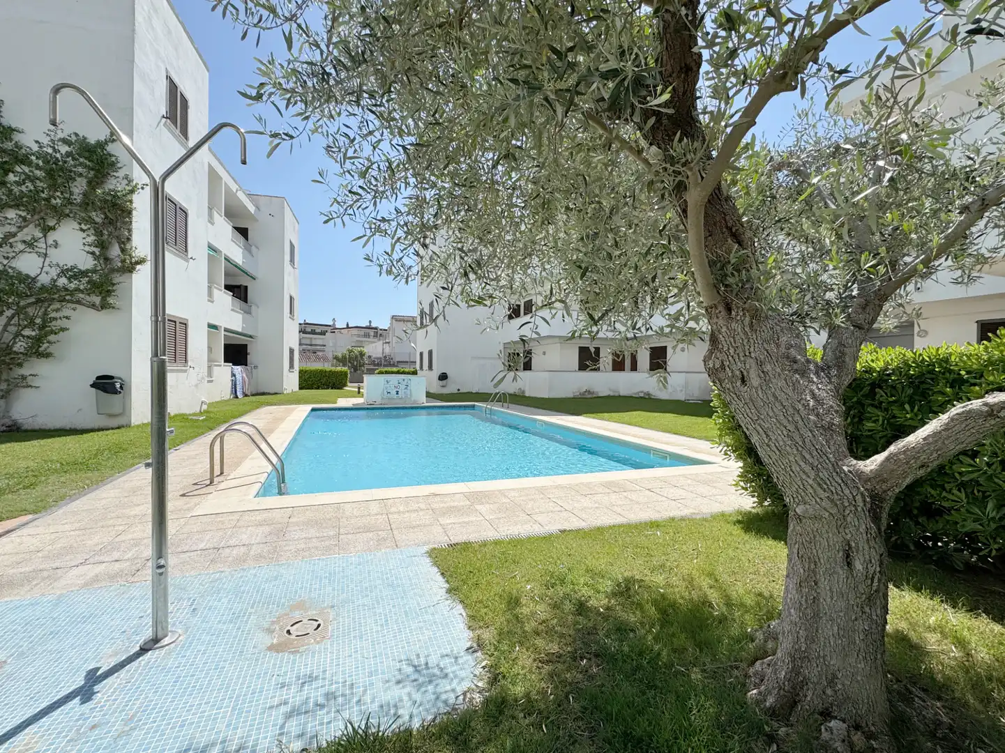 Schwimmbecken von Wohnungen zum Verkauf in L'Escala mit Klimaanlage, Parkett und Terrasse