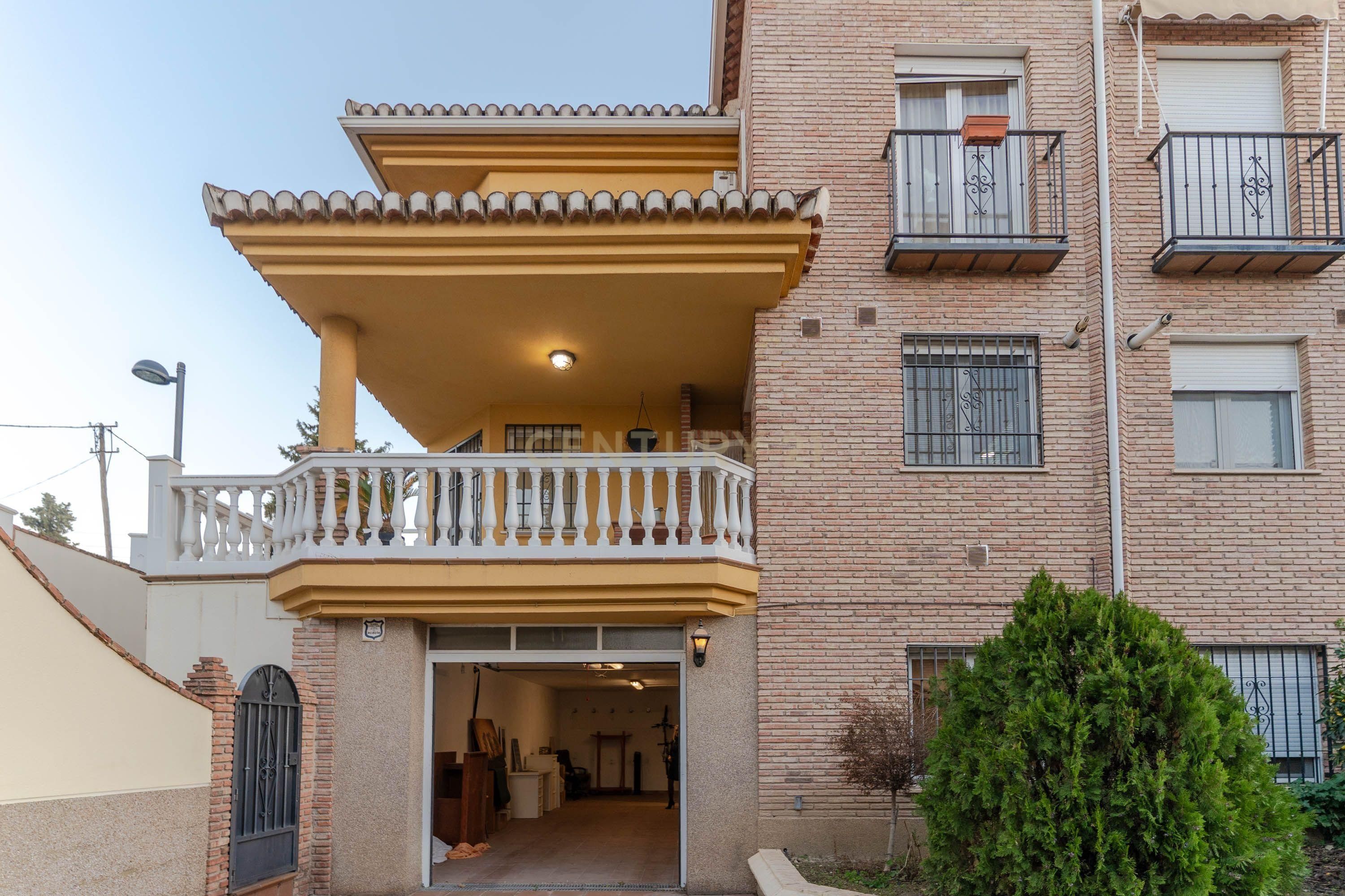 Vista exterior de Casa adosada en venda en La Zubia amb Aire condicionat, Jardí privat i Traster