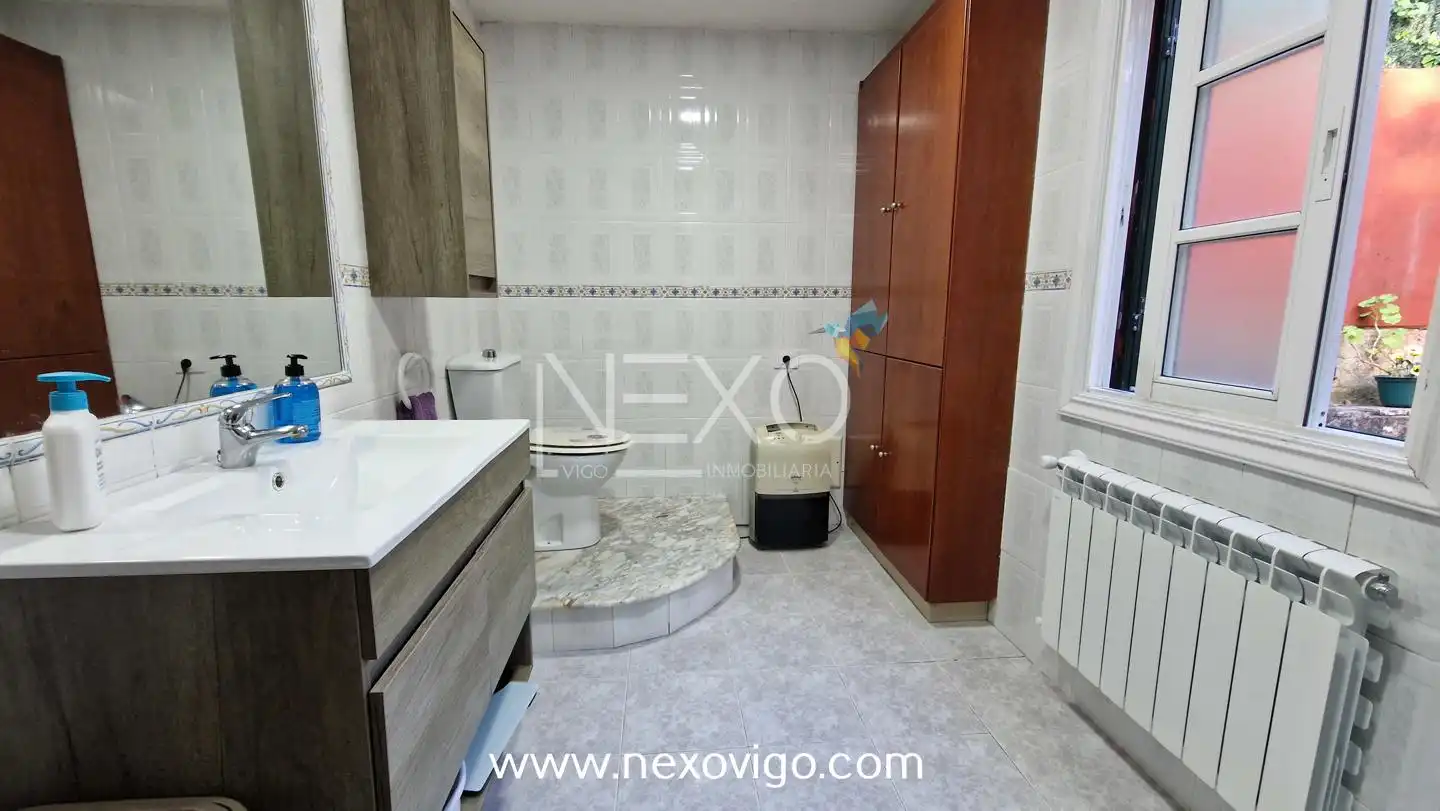 Baño de Casa o chalet en venta en Cangas  con Calefacción, Jardín privado y Piscina