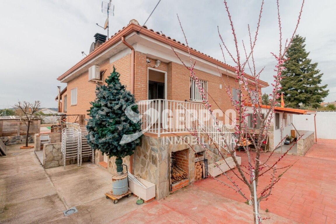 Vista exterior de Casa o xalet en venda en Torrejón del Rey amb Aire condicionat i Jardí privat