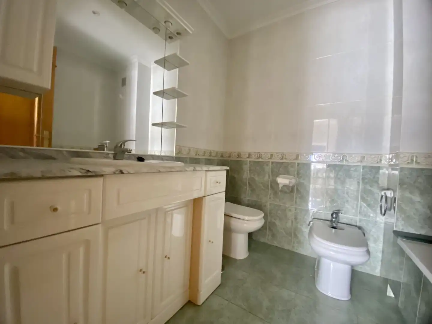 Bathroom of Attic for sale in O Grove    with Parquet flooring, Terrace and Storage room