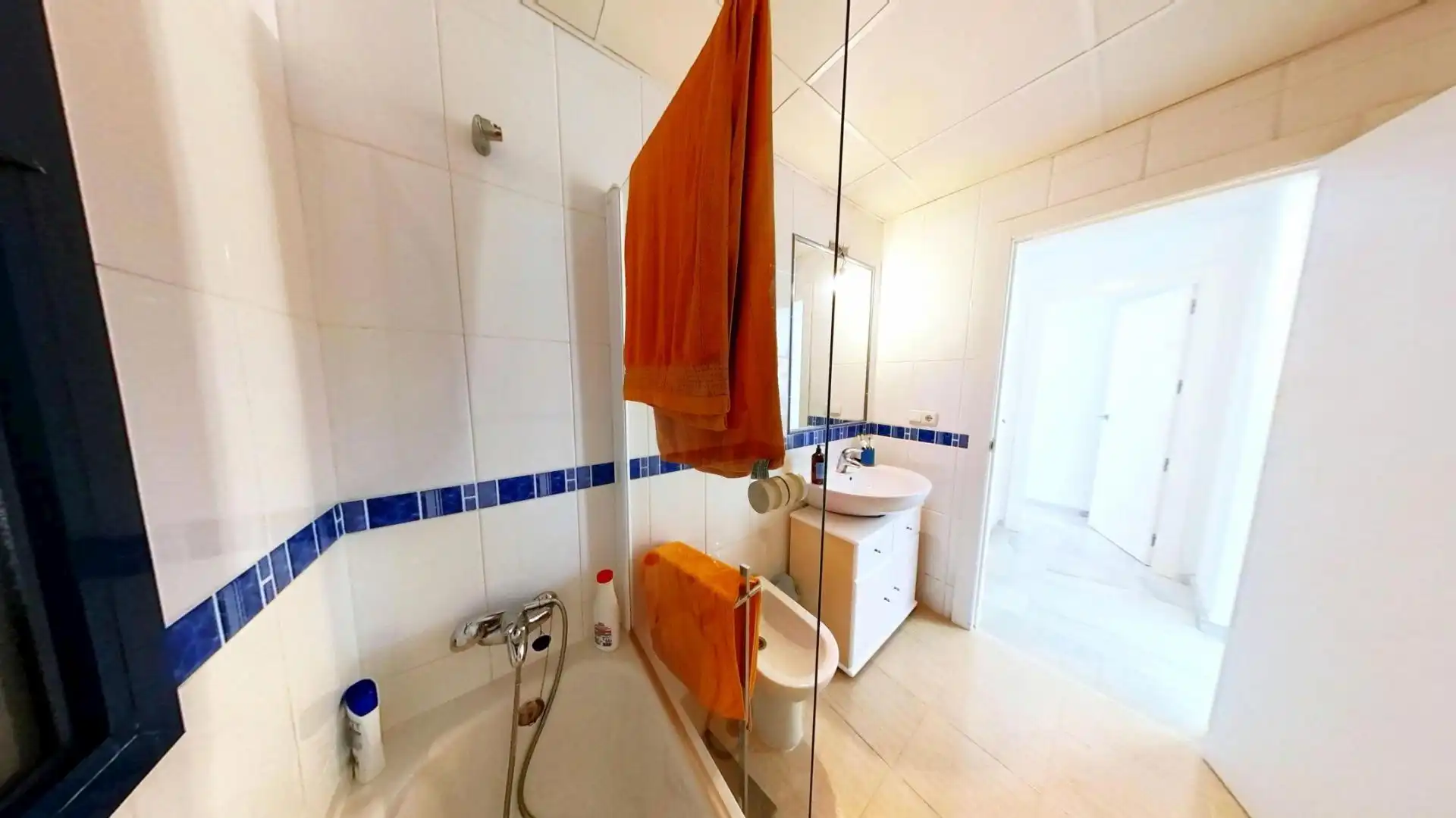 Badezimmer von Wohnung zum Verkauf in Gualchos mit Klimaanlage, Heizung und Terrasse