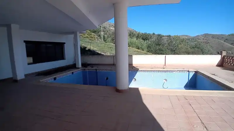 Piscina de Local en venta en Carataunas