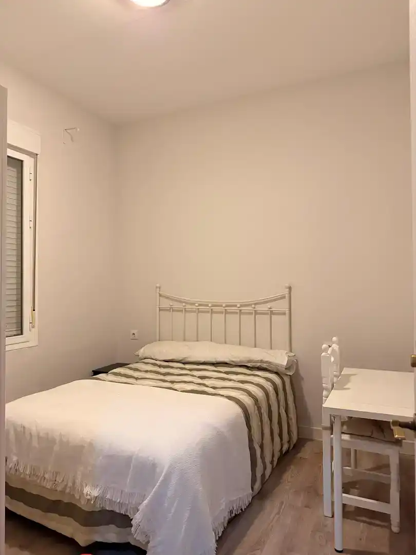 Bedroom of Flat for share in Sevilla  with Air Conditioner, Parquet flooring and Storage room