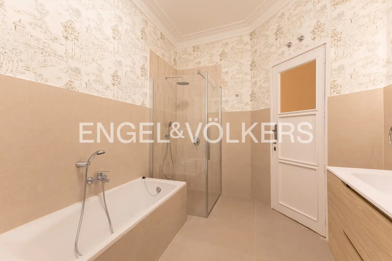 Bathroom of Flat for rent in Madrid  with Air Conditioner, Heating and Balcony