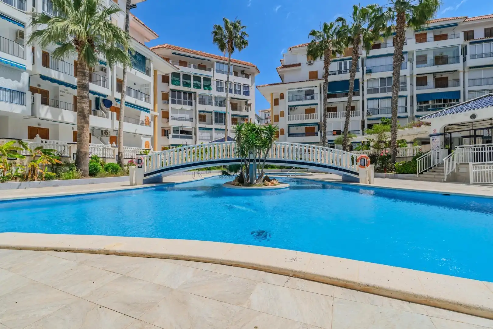 Piscina de Apartamento en venta en Torrevieja con Jardín privado, Terraza y Amueblado