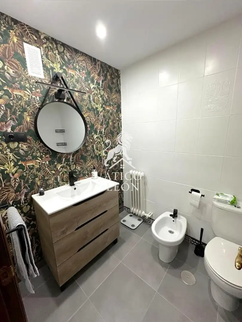 Bany de Apartament en venda en León Capital  amb Calefacció, Terrassa i Traster