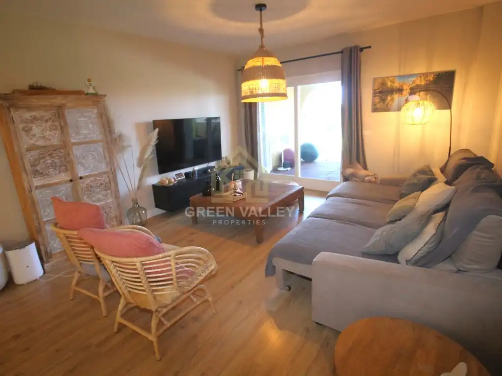 Wohnzimmer von Wohnungen zum Verkauf in Sotogrande mit Klimaanlage, Heizung und Privatgarten