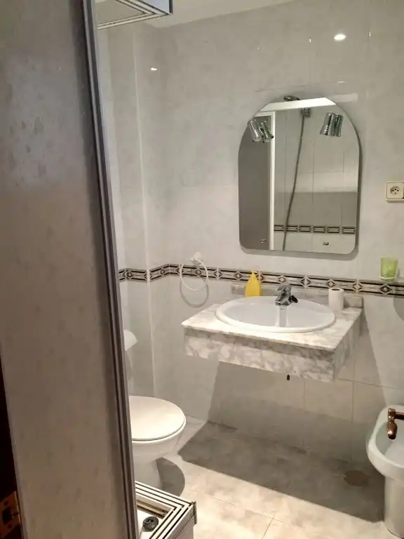 Badezimmer von Wohnung zur Miete in Valencia mit Klimaanlage, Heizung und Abstellraum