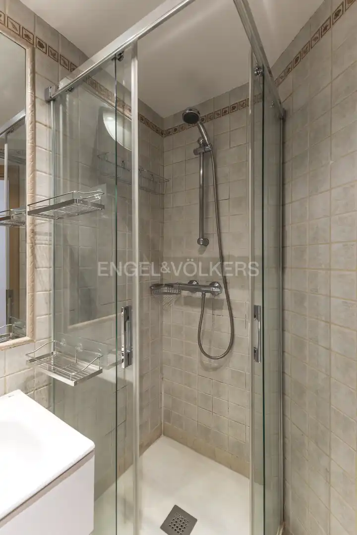 Bathroom of Flat for rent in Madrid  with Air Conditioner, Heating and Furnished
