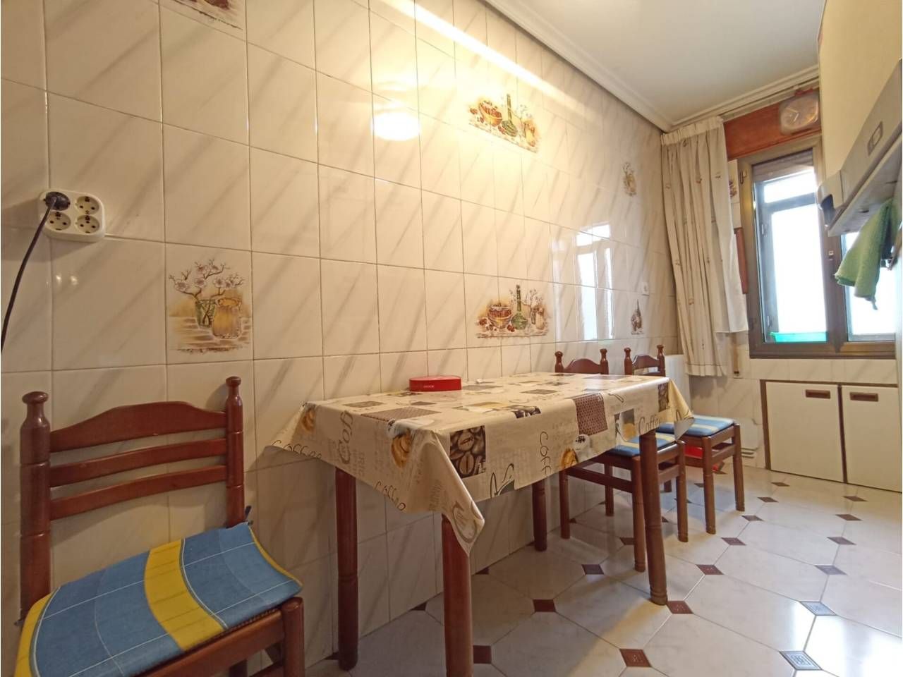 Menjador de Pis en venda en Burgos Capital amb Calefacció, Parquet i Traster