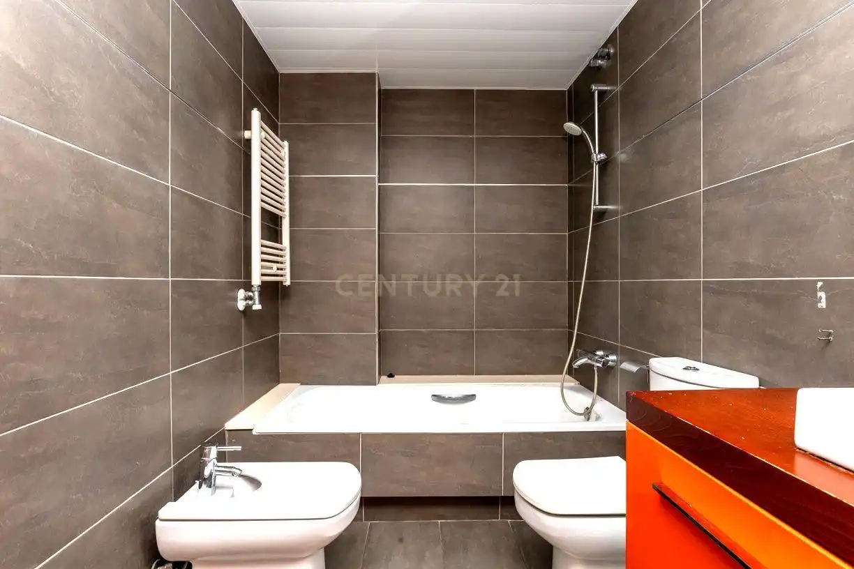 Baño de Apartamento en venta en Badalona con Jardín privado, Piscina y Balcón
