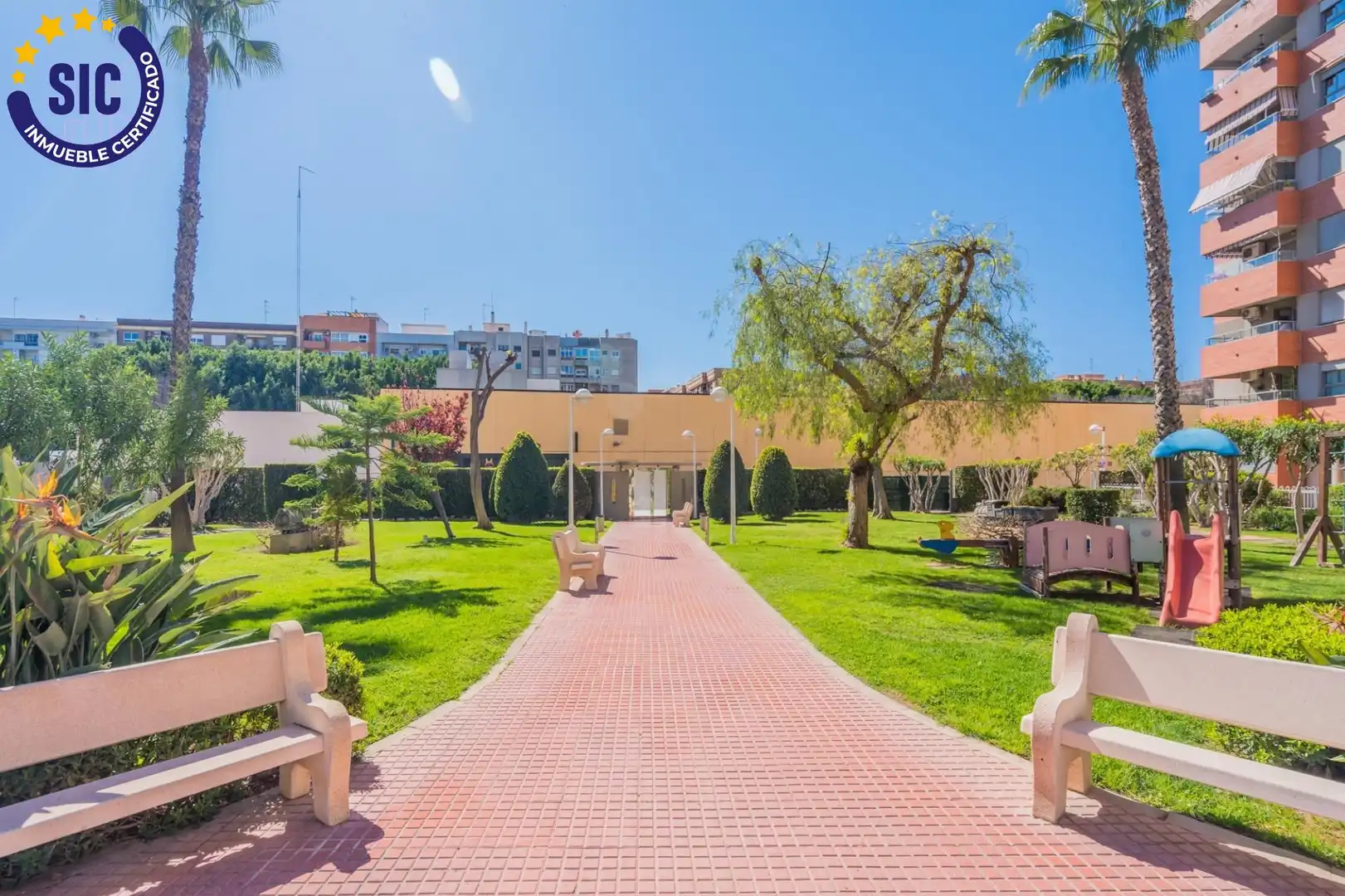Vista exterior de Àtic en venda en Mislata amb Aire condicionat, Calefacció i Jardí privat