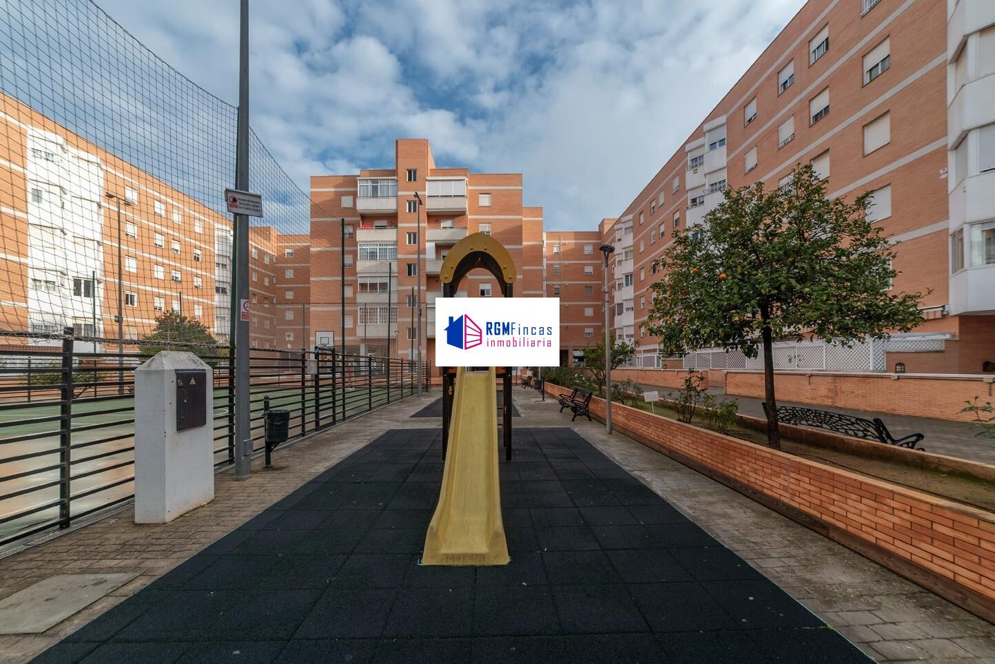 Vista exterior de Pis en venda en  Sevilla Capital amb Aire condicionat, Jardí privat i Terrassa