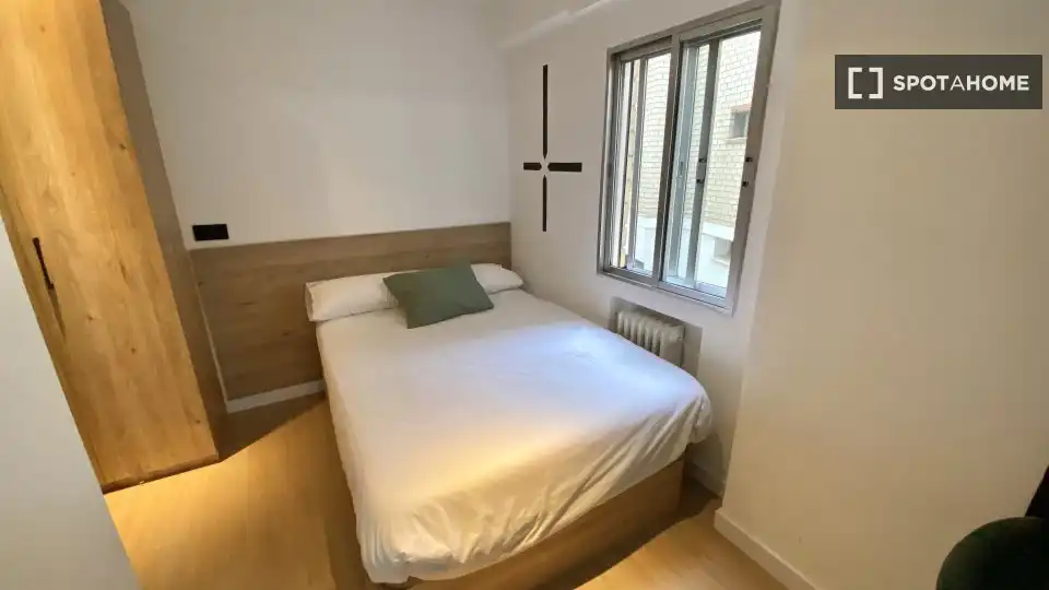 Bedroom of Flat for rent in Madrid  with Air Conditioner, Heating and Furnished