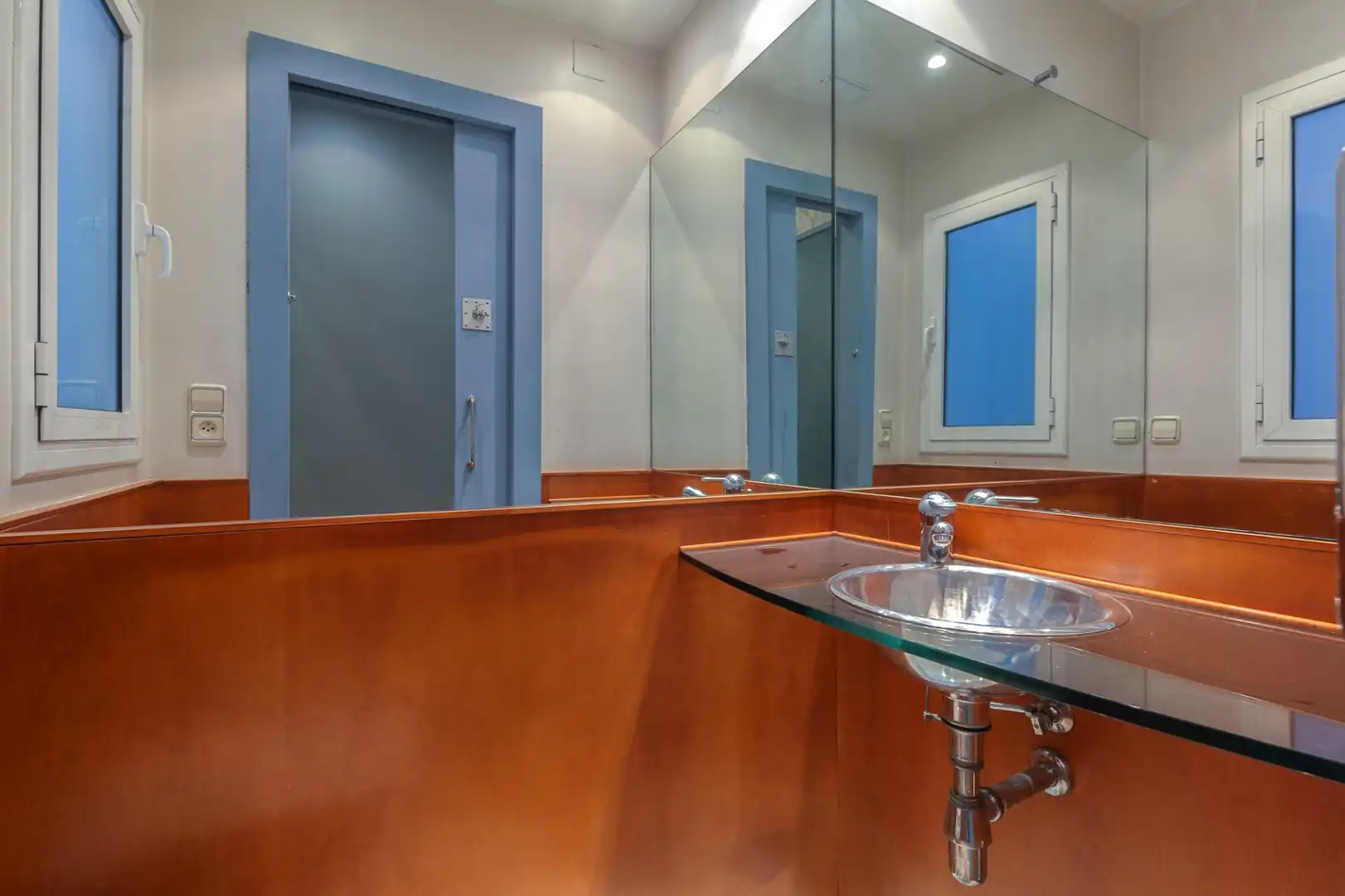 Badezimmer von Geschaftsraum zum Verkauf in Sant Just Desvern mit Klimaanlage