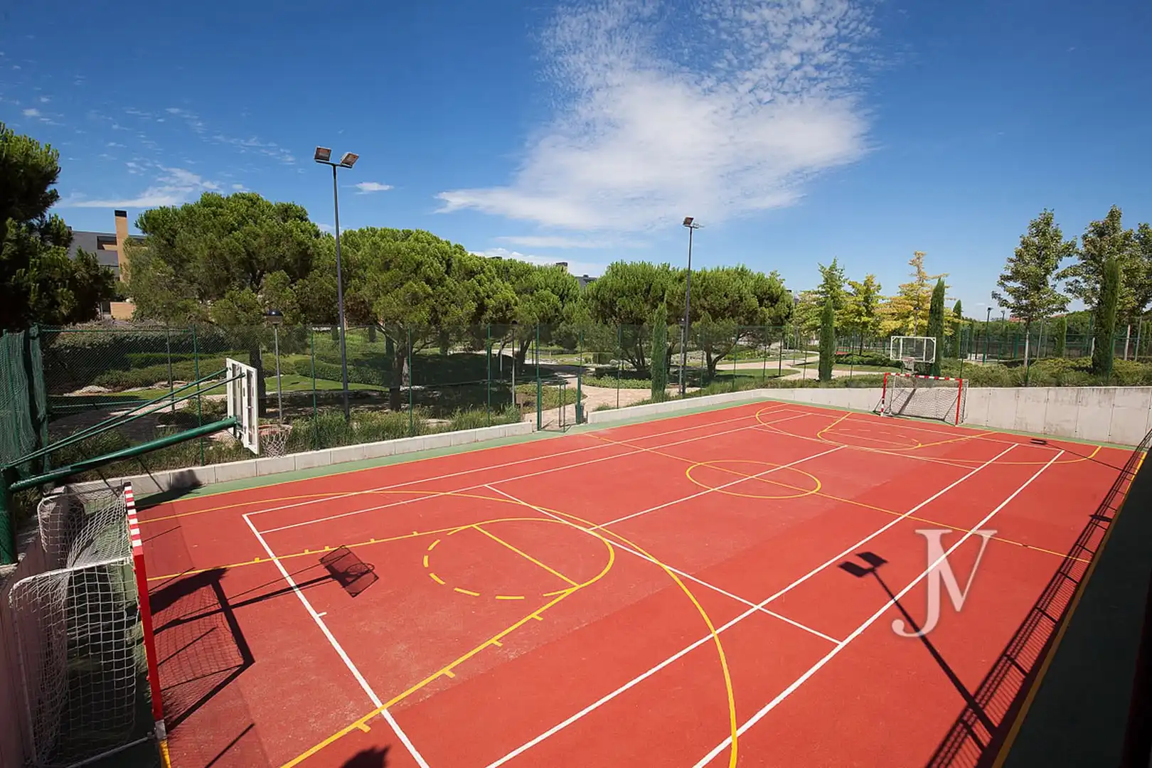 Außenansicht von Einfamilien-Reihenhaus zum Verkauf in Pozuelo de Alarcón mit Klimaanlage, Heizung und Privatgarten