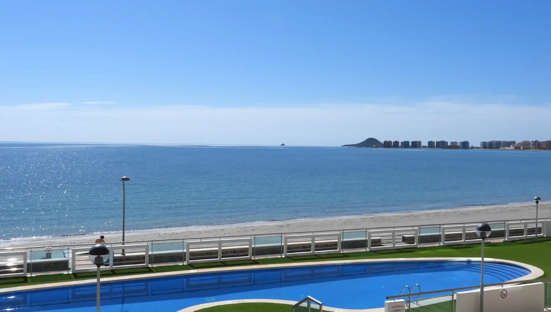 Piscina de Apartament en venda en La Manga del Mar Menor amb Aire condicionat, Calefacció i Terrassa