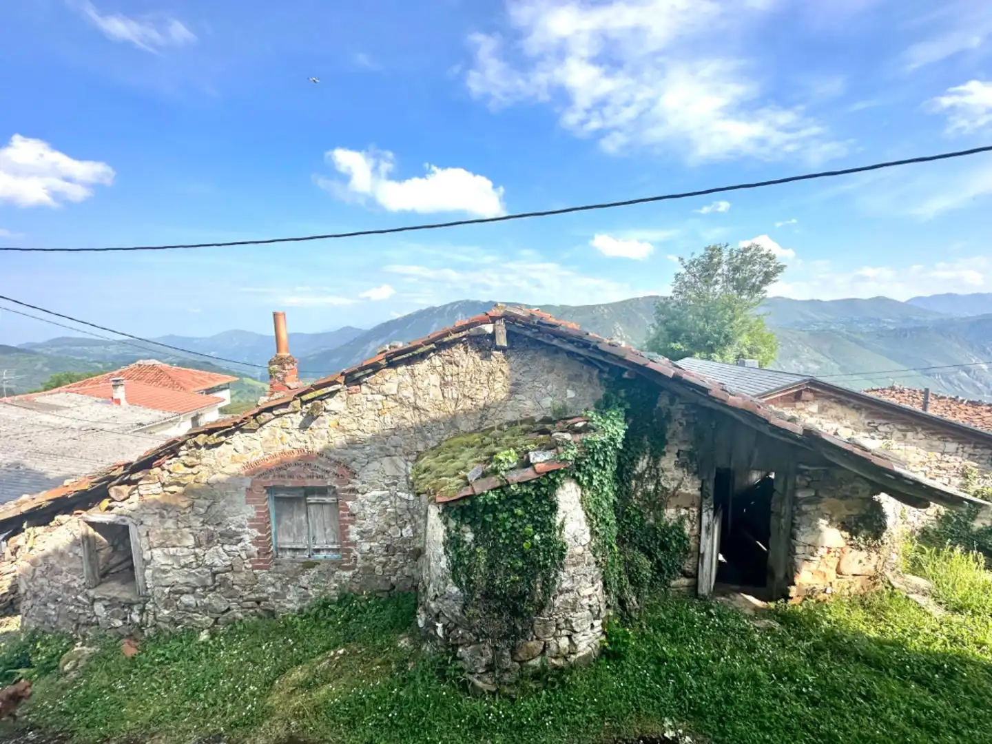 Vista exterior de Casa o xalet en venda en Salas amb Jardí privat
