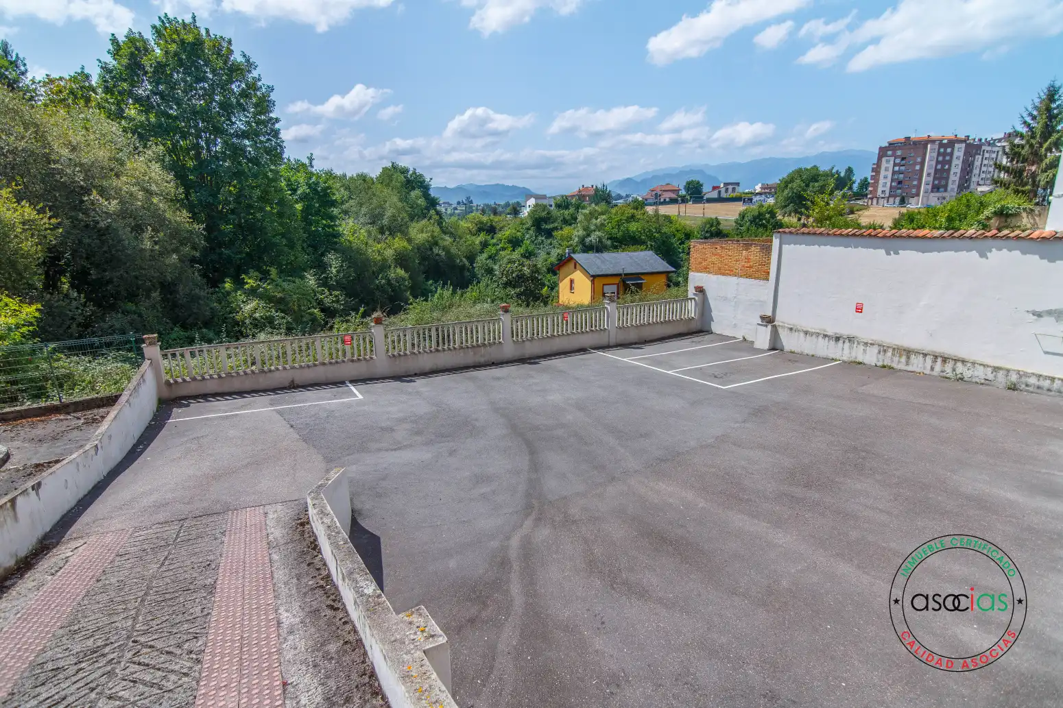 Aparcament de Pis en venda en Oviedo  amb Calefacció, Parquet i Moblat
