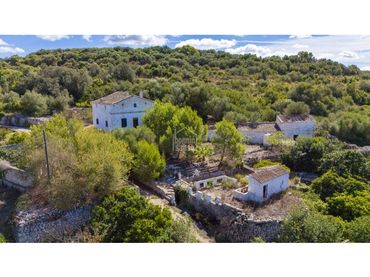 Casa rústica amb jardí en venda a Alaior poble