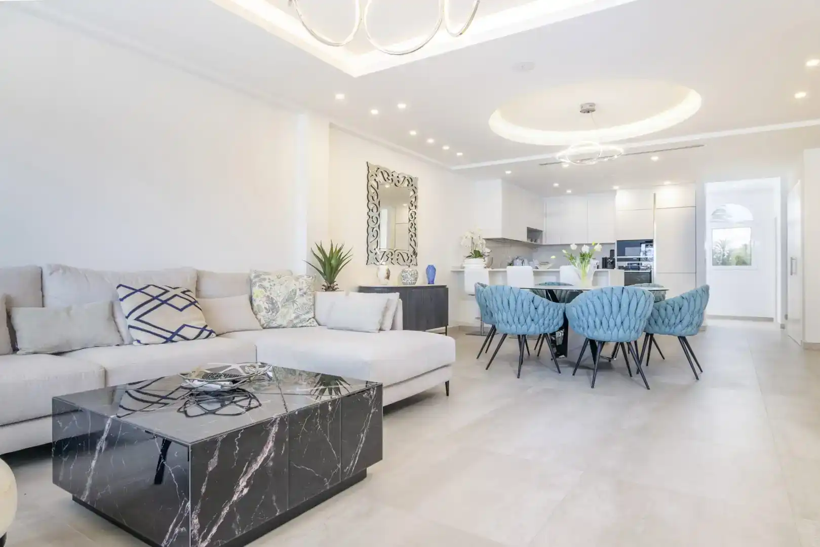 Sala d'estar de Dúplex en venda en Marbella amb Aire condicionat, Piscina i Balcó