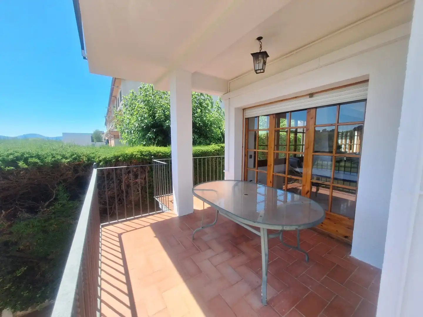 Terrasse von Einfamilien-Reihenhaus zum Verkauf in Sant Esteve Sesrovires mit Klimaanlage, Heizung und Privatgarten