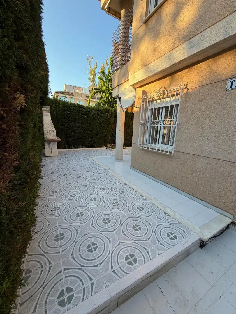 Terrassa de Casa adosada en venda en Torrevieja amb Aire condicionat, Calefacció i Jardí privat