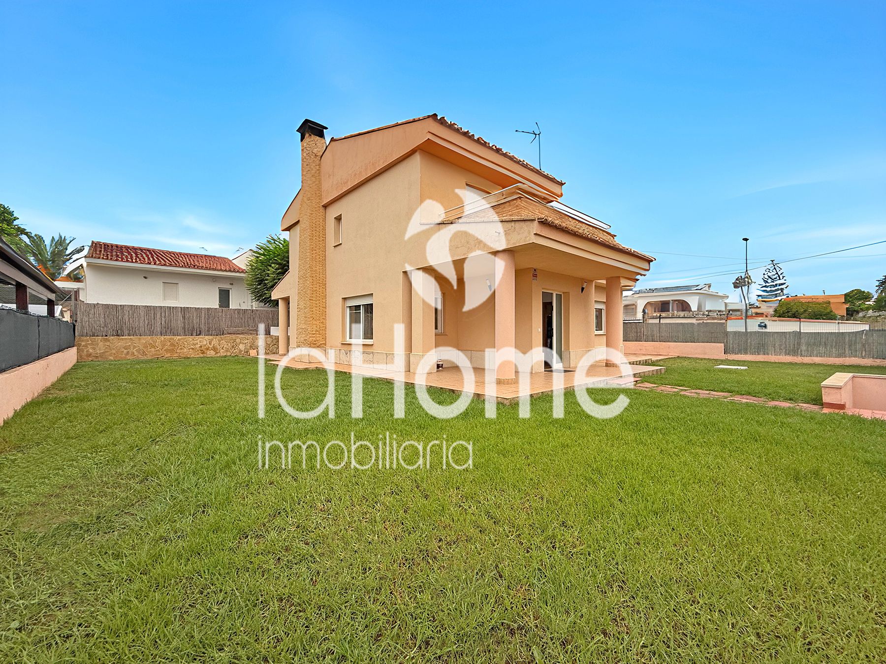 Vista exterior de Casa o xalet en venda en Bétera amb Aire condicionat, Calefacció i Jardí privat
