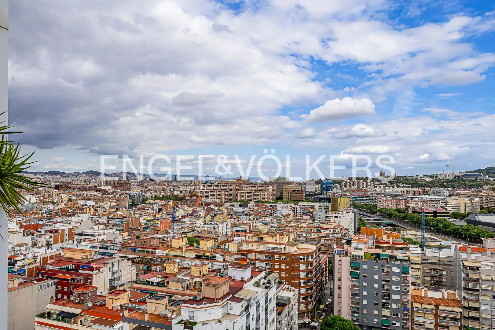 Vista exterior de Àtic en venda en L'Hospitalet de Llobregat amb Aire condicionat, Calefacció i Parquet