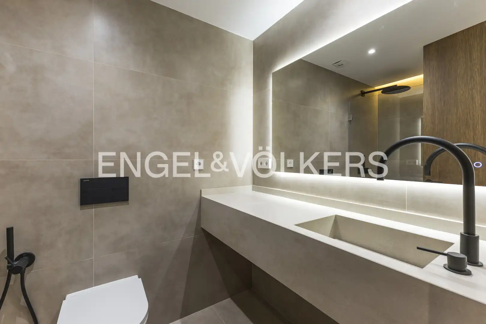 Bathroom of Flat for sale in Madrid  with Air Conditioner and Heating